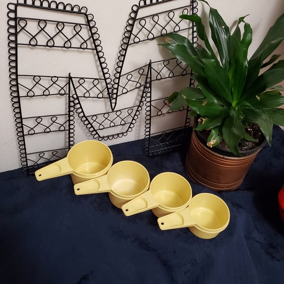 Vintage Yellow Tupperware measuring cups - Picture 2 of 3